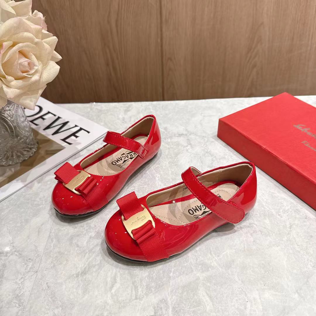 Children's shoes child